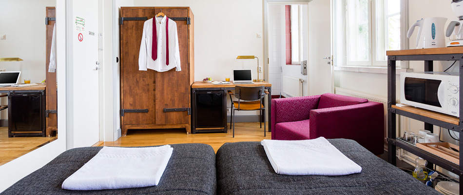 Viihtyisä hotellihuoneemme tarjoaa ainutlaatuisen majoituskokemuksen lähellä Tampereen keskustaa. Hyvin varustelluissa huoneessa voit rentoutua ja nauttia kodinomaisesta mukavuudesta loman tai liikematkan aikana. Tervetuloa löytämään uusi suosikki majoituspaikkasi Tampereella!